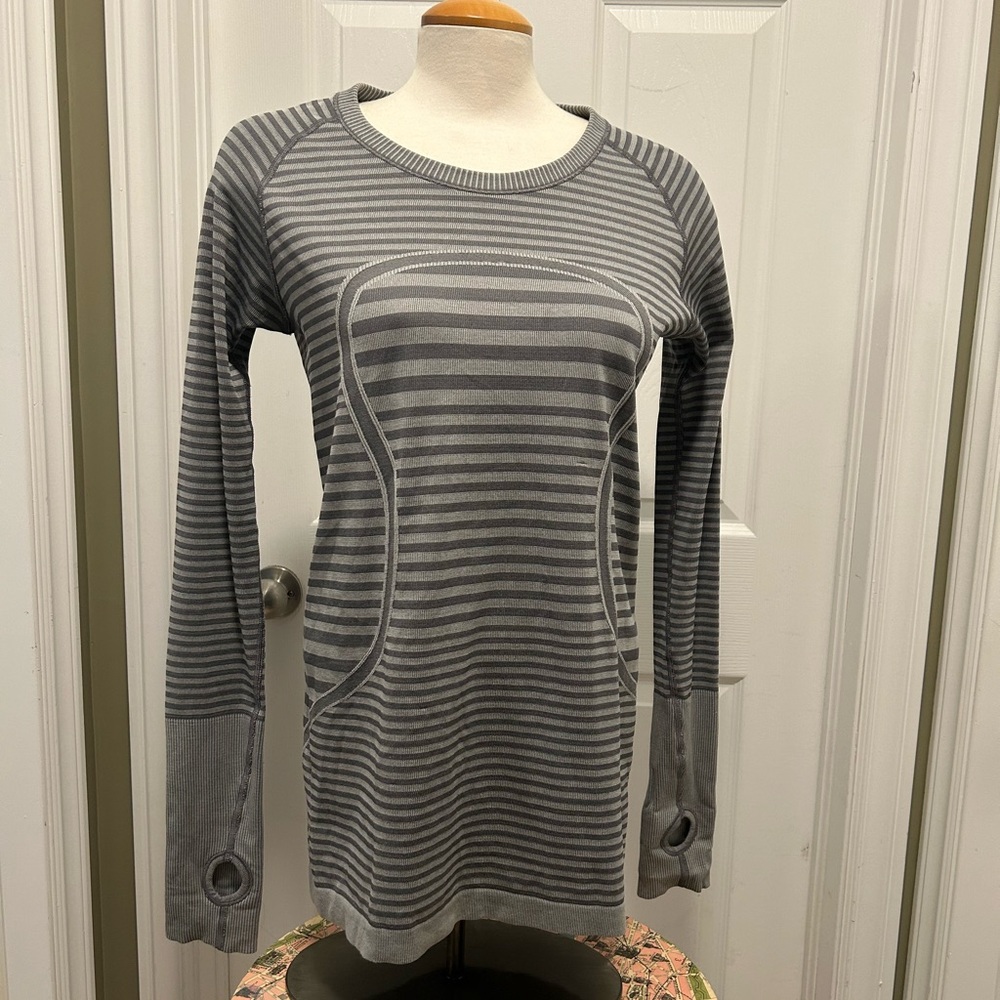 🇨🇦 Lululemon, Size 10, Swiftly tech long sleeve shirt.